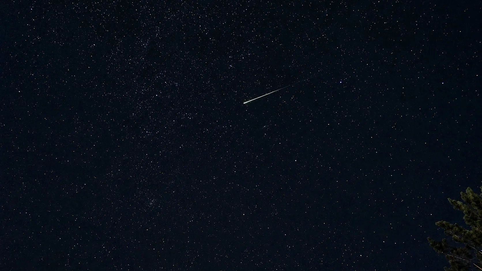 流星划过夜空的画面 04